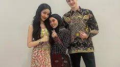 Lucinta Luna pernah memperkenalkan sosok tunangannya ke Lesti Kejora. Alan terlihat curi perhatian dengan memakai batik. Penampilan Alan pakai batik ini terlihat gagah dan elegan. (Liputan6.com/IG/lucintaluna_manjalita)