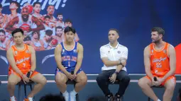 Mengusung tagline 'Nyalakan Pelitamu' Pelita Jaya Jakarta mengincar gelar juara kelima mereka pada gelaran IBL 2026 ini. Tampak dalam foto, pemain dan pelatih Pelita Jaya Jakarta saat mengikuti acara perkenalan skuad untuk mengarungi Indonesian Basketball League (IBL) 2026 di The Convergence Indonesia, Kuningan, Jakarta Selatan, Kamis (8/1/2026). (Bola.com/M Iqbal Ichsan)