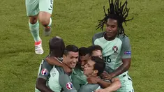 Cristiano Ronaldo (2kiri) dan rekannya merayakan golnya ke gawang Wales pada semi-final Piala Eropa 2016 di Stadion Parc Olympique Lyonnais, DÈcines-Charpieu, Prancis, Kamis (7/7/2016) dini hari WIB. (AFP/Jean-Philippe Ksiazek)