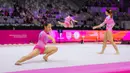 <p>Tim senam putri Indonesia, Salsabilla Hadi Pamungkas (kiri), Larasati Rengganis (tengah), dan Alarice Mallica Prakoso (kanan) saat melakukan podium training nomor senam lantai jelang Kejuaraan Dunia Gimnastik 2025 di Indonesia Arena, Senayan, Jakarta, Sabtu (18/10/2025). (Bola.com/Bagaskara Lazuardi)</p>