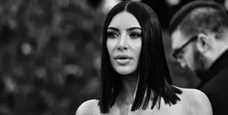 Kim Kardashian belakangan memang disebut sedang mengalami konflik dengan ayah tirinya, Caitlyn Jenner. Kim tidak suka dengan sikap Caitlyn yang katanya terlalu memojokan sang ibu dalam bukunya. (AFP/Bintang.com)