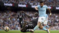 Aksi pemain Manchester City, Sergio Aguero (kanan)  saat mencetak satu gol ke gawang Crystal Palace pada lanjutan Premier League di Etihad Stadium, Manchester, (23/9/2017). City menang telak 5-1. (Nick Potts/PA  via AP)
