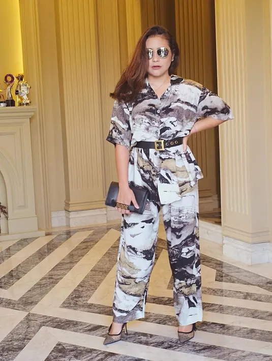 Sekarang ini skripsinya hampir rampung, jika banyak orang melihat Prilly tampak santai dan tidak ada beban, ternyata salah. Justru kini ia tengah berjuang menyelesaikannya. (Instagram/prillylatuconsina96)