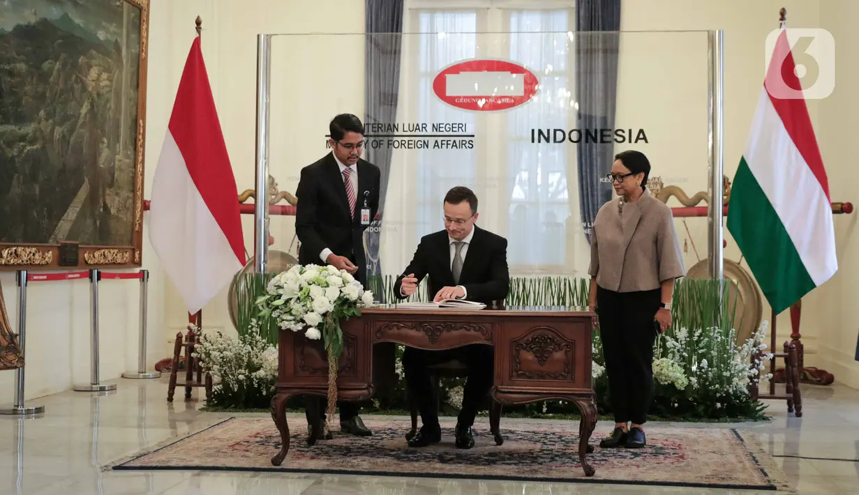 Menlu Hungaria Péter Szijjártó didampingi Menlu RI Retno Marsudi menandatangani buku tamu melakukan pertemuan di Gedung Pancasila, Kementerian Luar Negeri, Jakarta, Kamis (23/1/2020). Pertemuan tersebut membahas hubungan birateral kedua bela negara di bidang ekonomi. (Liputan6.com/Faizal Fanani)