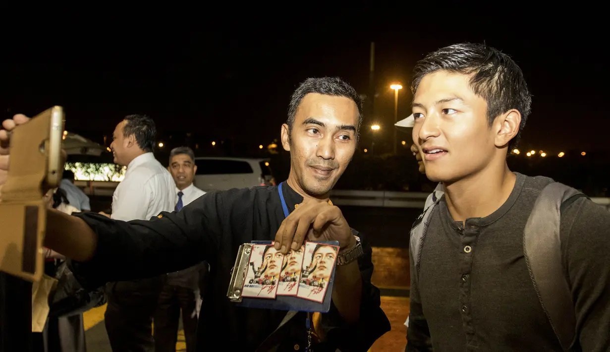 Rio Haryanto ke Bandara Soekarno-Hatta untuk berangkat menuju Melbourne, Australia. (Bola.com/Vitalis Yogi Trisna)