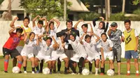 Pelatih Arema FC, Carlos Oliveira hadir di sesi latihan Arema FC Putri di lapangan Universitas Negeri Malang, Selasa (8/12/2020). (Bola.com/Iwan Setiawan)