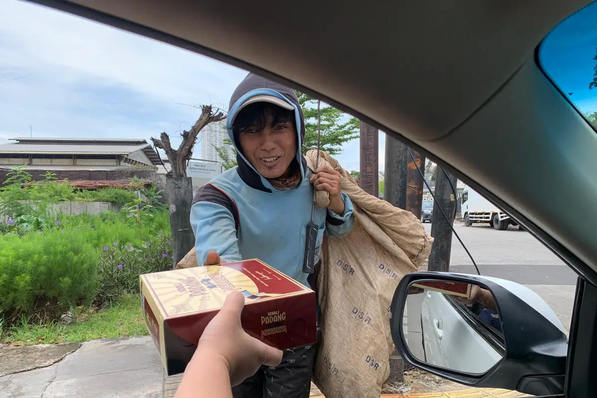 Kegiatan bakti sosial yang diinisiasi oleh dua anak Indonesia.