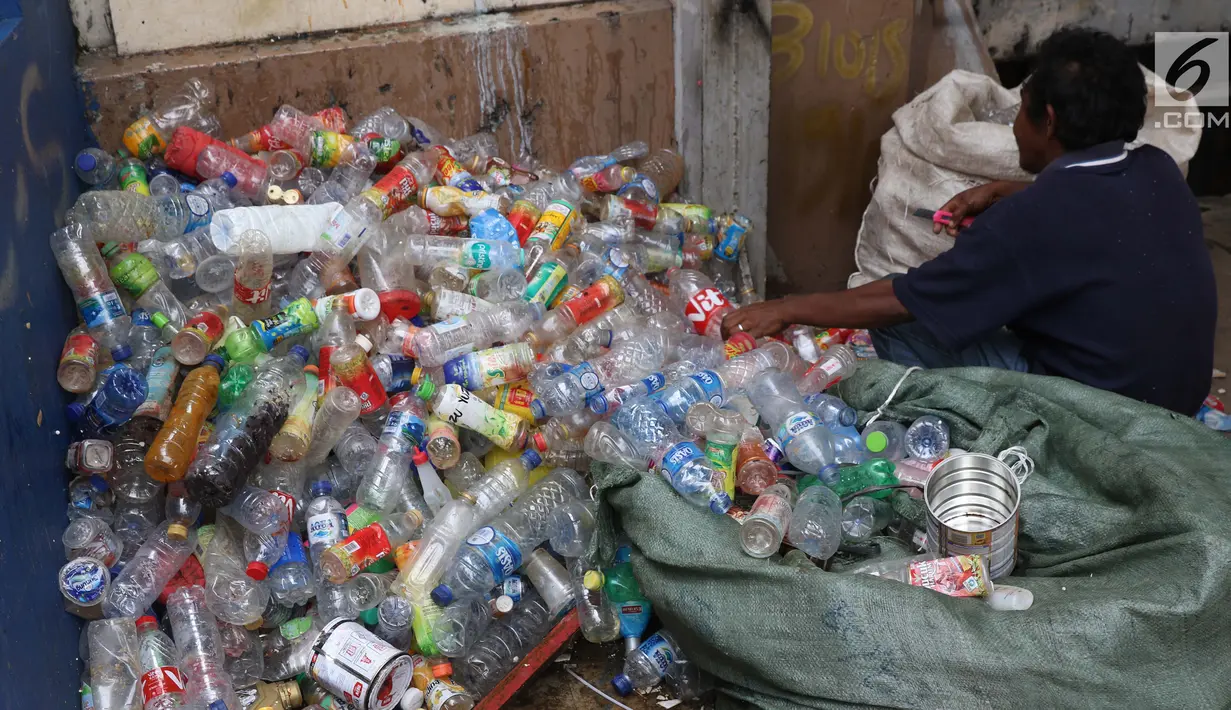 <p>Pemulung membersihkan botol-botol plastik yang diambil dari tumpukan sampah di Pintu Air Manggarai, Jakarta, Jumat (26/4). Selanjutnya, botol-botol plastik bekas minuman kemasan ini akan dijual ke pengepul. (Liputan6.com/Helmi Fithriansyah)</p>