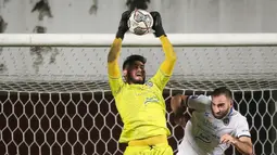 Persib memiliki peluang lewat tendangan jarak jauh Esteban Vizcarra menit 15. Tapi bola bisa diselamatkan kiper Arema, Adilson Maringa. (Bola.com/Bagaskara Lazuardi)