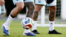 Tato bergambar Maradona dan Bunda Maria dari pemain Timnas Argentina, Gabriel Rojas dalam latihan persiapan menjelang laga FIFA Matchday melawan Mauritania di Ezeiza, Buenos Aires, Argentina, Rabu (25/03/2026). (AFP/Luis Robayo)