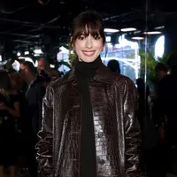 Anne Hathaway memakai outfit ikonis Devil Wears Prada saat bertemu Anna Wintour
(IG @michaelkors)