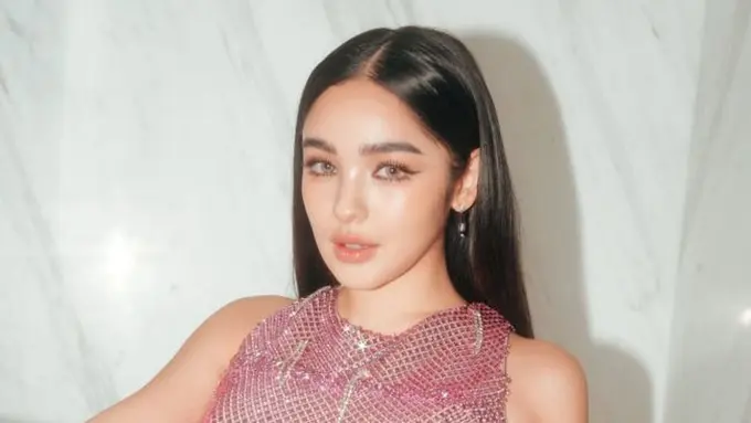 Potret Cantik Andrea Brillantes Pakai Kacamata (credit: instagram/blythe)