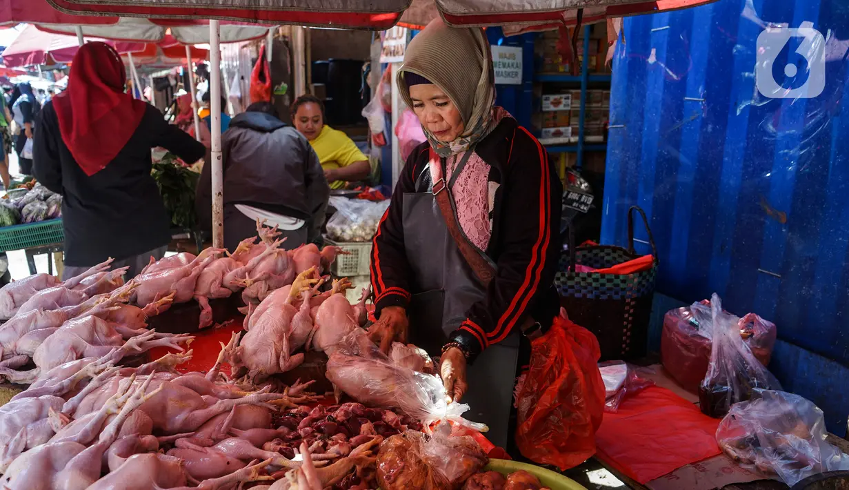 Pedagang daging ayam menunggu pembeli di Kebayoran Lama, Jakarta, Rabu (6/4/2022). Di awal bulan puasa, harga sejumlah bahan pokok merangkak naik. Kenaikan harga kebutuhan pokok mulai terasa sejak dua pekan terakhir untuk komoditi seperti cabai, telur, gula, hingga daging. (Liputan6.com/Johan Tallo)