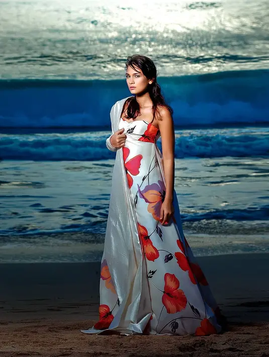 Sejak sang ibu membuat keputusan bahwa Luna harus bersekolah di India, aktris cantik ini memang tidak menyetujuinya. Akhirnya Luna yang sempat jatuh sakit justru berpura-pura memperlihatkan kondisinya yang parah. (Instagram/lunamaya)