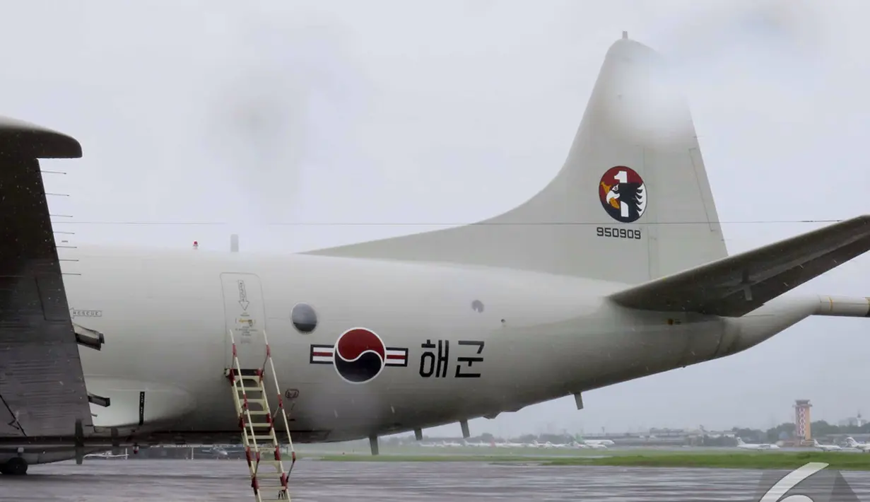  Penampakan bagian belakang pesawat Korea selatan yang ikut membantu pencarian AirAsia QZ8501, Lanud Halim Perdanakusuma, Jakarta, Minggu (4/1/2015). (Liputan6.com/Andrian M Tunay)