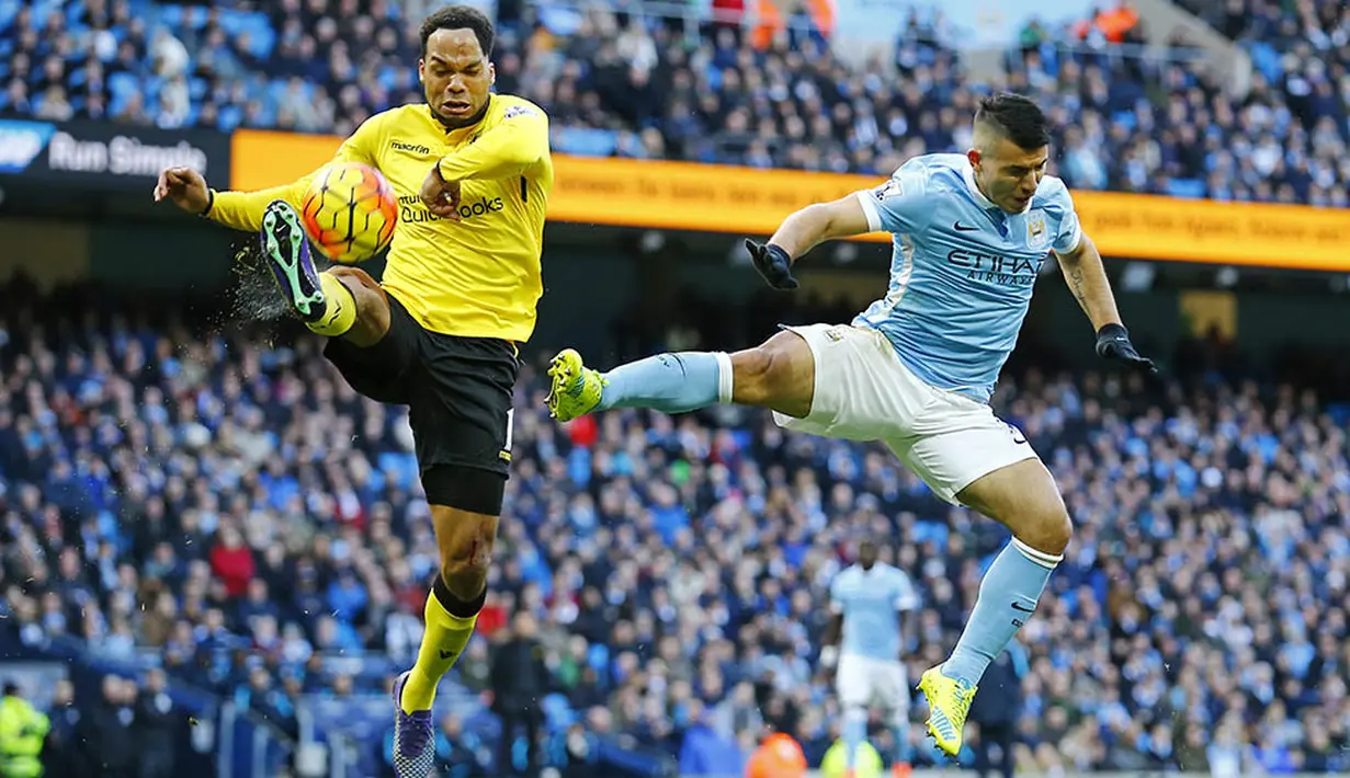 Striker Manchester City, Sergio Aguero, berebut bola dengan bek Aston Villa, Joleon Lescott. Kini City tertinggal 10 poin dari pimpinan klasemen, Leicester. (Reuters/Darren Staples)