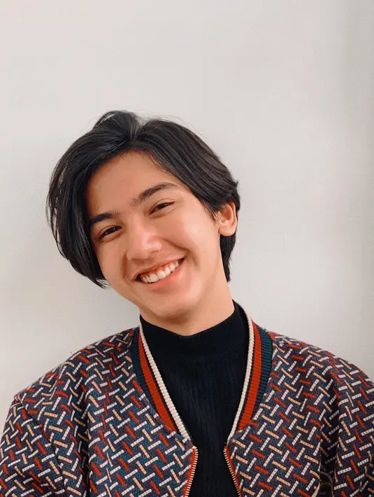 Dengan balutan turtle neck berwarna hitam dan outer bermotif, Ari Irham cocok disebut sebagai sosok yang terlalu tampan mengingat usianya yang masih 17 tahun ini. (Liputan6.com/IG/@ariirhamm)