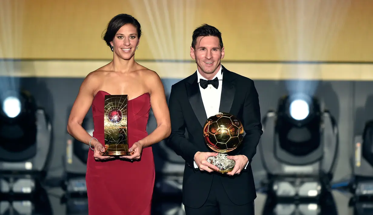 Pemain Barcelona, Lionel Messi dan pemain AS, Carli Lloyd berfoto bersama sambil memegang trofi setelah menerima penghargaan pesepakbola terbaik pada ajang Ballon d'Or 2015 di Kongresshaus, Zurich, Senin (11/1). (AFP PHOTO/FABRICE COFFRINI)