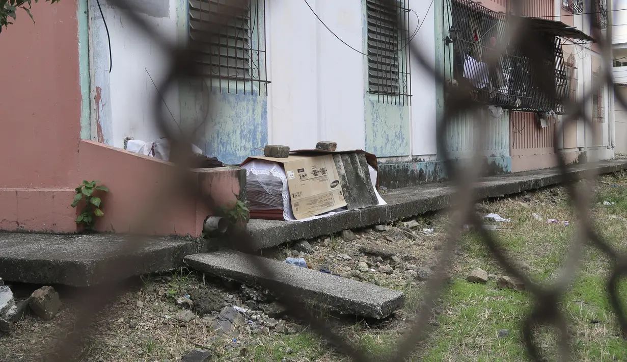 Peti mati berisi jenazah yang diduga meninggal karena virus corona COVID-19 terlihat di luar blok apartemen di Guayaquil, Ekuador, Kamis (2/4/2020). Tidak ada yang berani menyentuh jenazah yang diduga meninggal karena virus corona COVID-19 tersebut. (AP Photo/Filiberto Faustos)