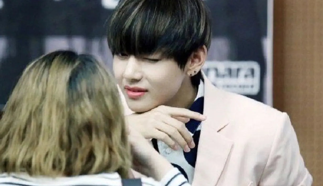 Tak hanya itu, V BTS juga tak malu untuk mengedipkan mata dan tersenyum manis pada penggemarnya. (Foto: aminoapps.com)