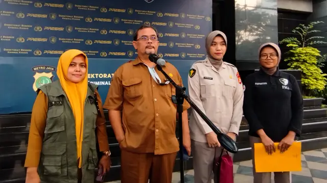 Perwakilan dari Pemkot Tangerang Selatan dan Perwakilan Kementerian Pemberdayaan Perempuan dan Perlindungan Anak (KemenPPPA) menyambangi Polda Metro Jaya, Senin (3/6/2024). (Foto: Liputan6.com/Ady Anugrahadi).