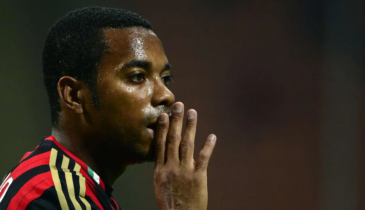 Foto arsip yang diambil pada tanggal 28 September 2013 menunjukkan Robinho saat bertanding melawan Sampdoria di Liga Serie A Italia. Eks Striker AC Milan, Robinho dijatuhi hukuman penjara sembilan tahun oleh pengadilan Italia. (AFP Photo/Olivier Morin)