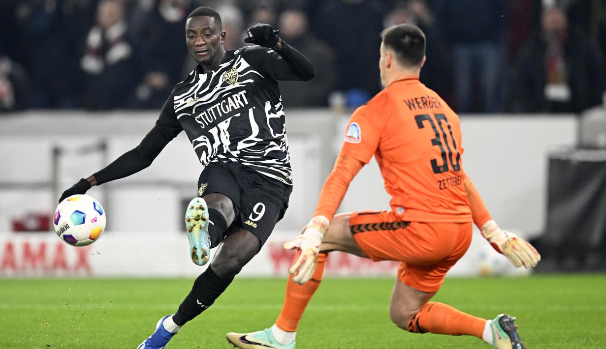 Nama Serhou Guirassy berhasil mencuri perhatian pada musim ini. Striker asal Guinea tersebut tampil sangat tajam bersama VfB Stuttgart. Guirassy berhasil mengemas 16 gol dalam 13 pertandingan di Bundesliga. Dia juga membuat satu assist di kompetisi tersebut. (AFP/Thomas Kienzle)