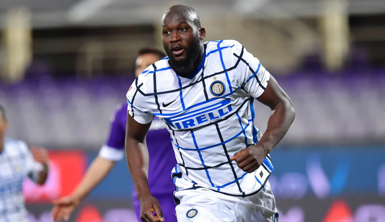 Striker Inter Milan, Romelu Lukaku, melakukan selebrasi usai mencetak gol ke gawang Fiorentina pada laga Coppa Italia di Stadion Artemio Franchi, Rabu (13/01/2021). Inter Milan menang dengan skor 2-1. (Jennifer Lorenzini/LaPresse via AP)