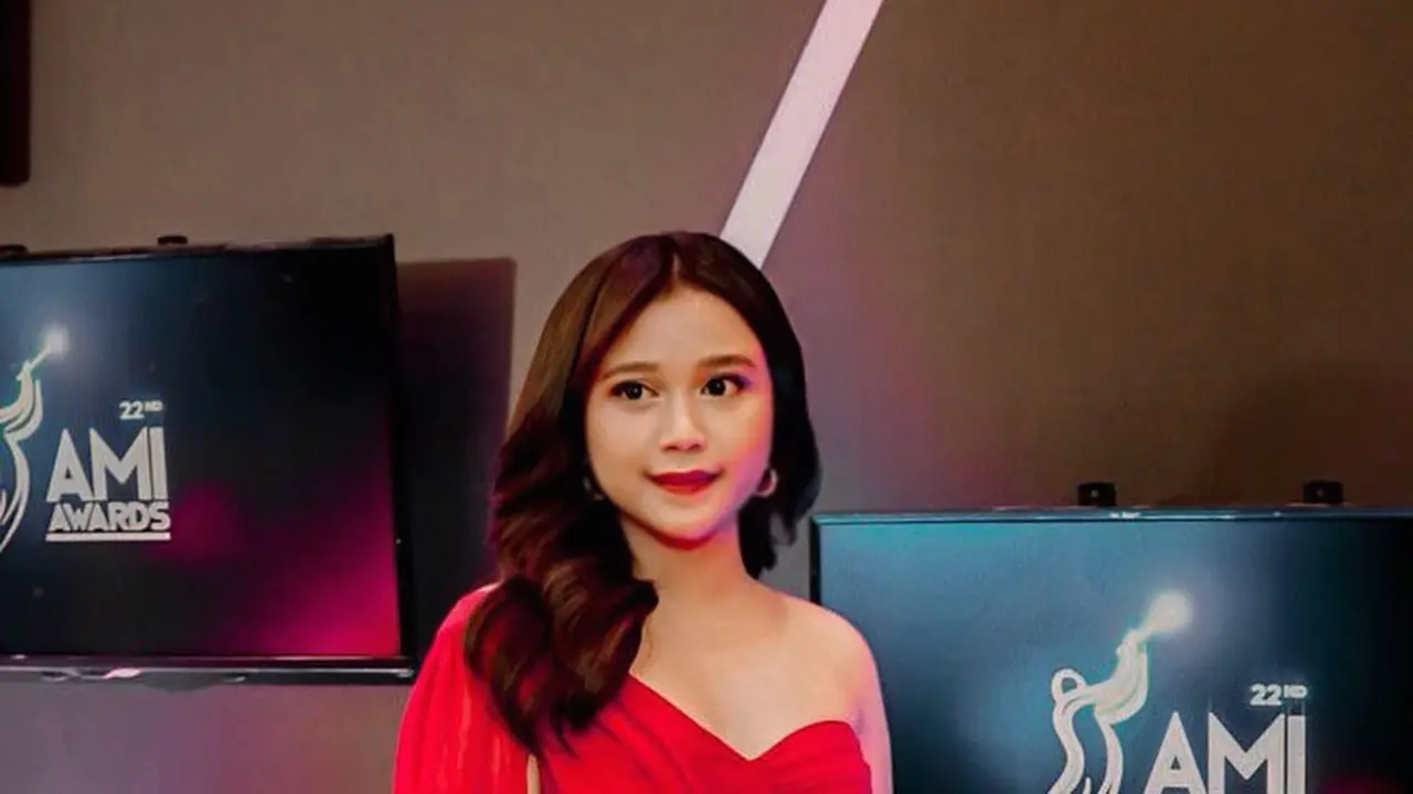 Pesona Brisia Jodie dengan Makeup Tebal, Tampil Beda dan Elegan