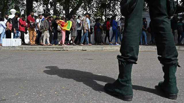 Warga Rela Antre Panjang demi Bisa Masuk Istana Sri Lanka