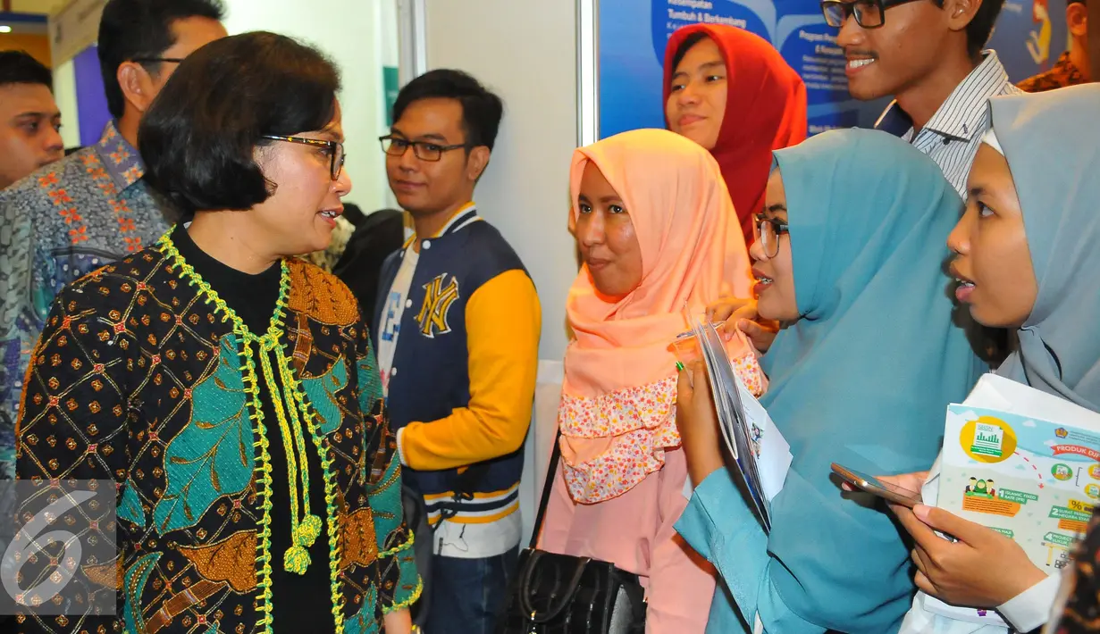 Menteri Keuangan, Sri Mulyani berbincang dengan peserta usai membuka pameran pendidikan tinggi LPDP Edufair 2017 di Kantor Kemenkeu, Jakarta, Selasa (31/1). (Liputan6.com/Angga Yuniar)