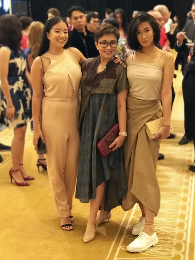 Sering Tampil Tomboi, Ini 6 Penampilan Chef Renatta yang Lebih Feminin