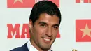 Senyum semringah Luis Suarez saat berpose dengan trofi Sepatu Emas Eropa 2016 di Barcelona, Spanyol (20/10). Suarez mencetak gol terbanyak dalam liga domestik di Eropa. (REUTERS/Albert Gea)