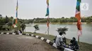 Warga saat bersantai di pinggir Waduk Setu, Cipayung, Jakarta, Selasa (28/7/2020). Saat ini Waduk Setu tengah dibuat jalur olahraga dan juga akan dilengkapi sarana bermain anak serta pusat kuliner yang diharapkan meningkatkan potensi kawasan ekonomi pariwisata. (merdeka.com/Iqbal S. Nugroho)