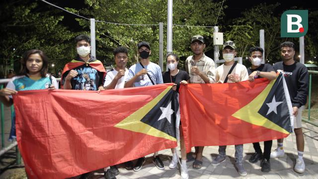 Suporter Timnas Timor Leste U-20 di Stadion Gelora Bung Tomo