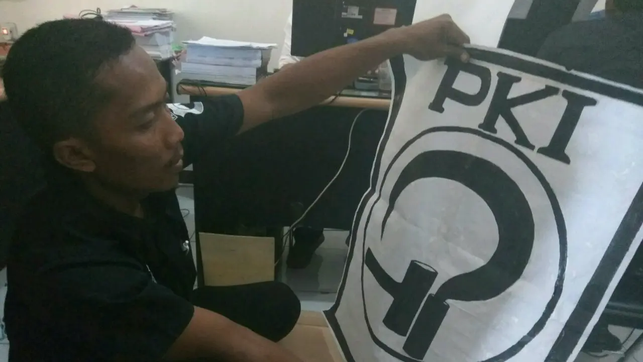 Siapa Dalang Spanduk Unjuk Rasa Tambang Emas Berlogo Palu Arit?