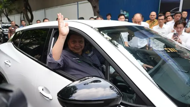 Menteri Koordinator Bidang Perekonomian Airlangga Hartarto dalam acara Seremoni Produksi Perdana Omoda 5 Electric Vehicle (EV).