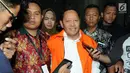 Cagub Maluku Utara terpilih hasil quick count Ahmad Hidayat Mus mengenakan rompi tahanan usai menjalani pemeriksaan di gedung KPK, Jakarta, Senin (2/7). Ahmad Hidayat Mus ditahan terkait korupsi pembebasan lahan Bandara Bobong. (Merdeka.com/Dwi Narwoko)