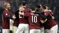 Para pemain AC Milan merayakan gol yang dicetak Zlatan Ibrahimovic ke gawang Torino pada laga Coppa Italia di Stadion San Siro, Milan, Selasa (28/1). Milan menang 4-2 atas Torino. (AFP/Miguel Medina)