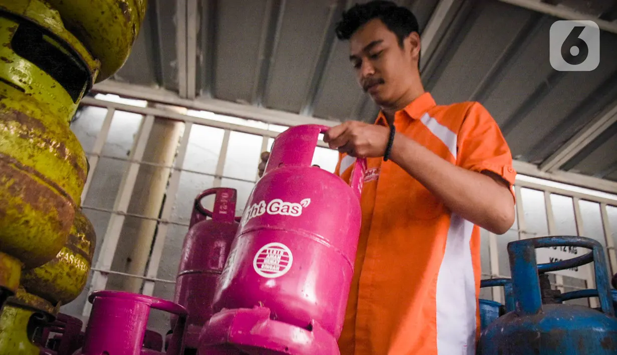 Petugas merapikan bright gas 5,5 kg dan 12 kg di SPBU Cikini, Jakarta, Rabu (8/4/2020). Hal itu terjadi seiring dengan imbauan bagi masyarakat untuk membatasi mobilisasi di luar rumah sebagai upaya pencegahan penularan virus Covid-19. (Liputan6.com/Angga Yuniar)