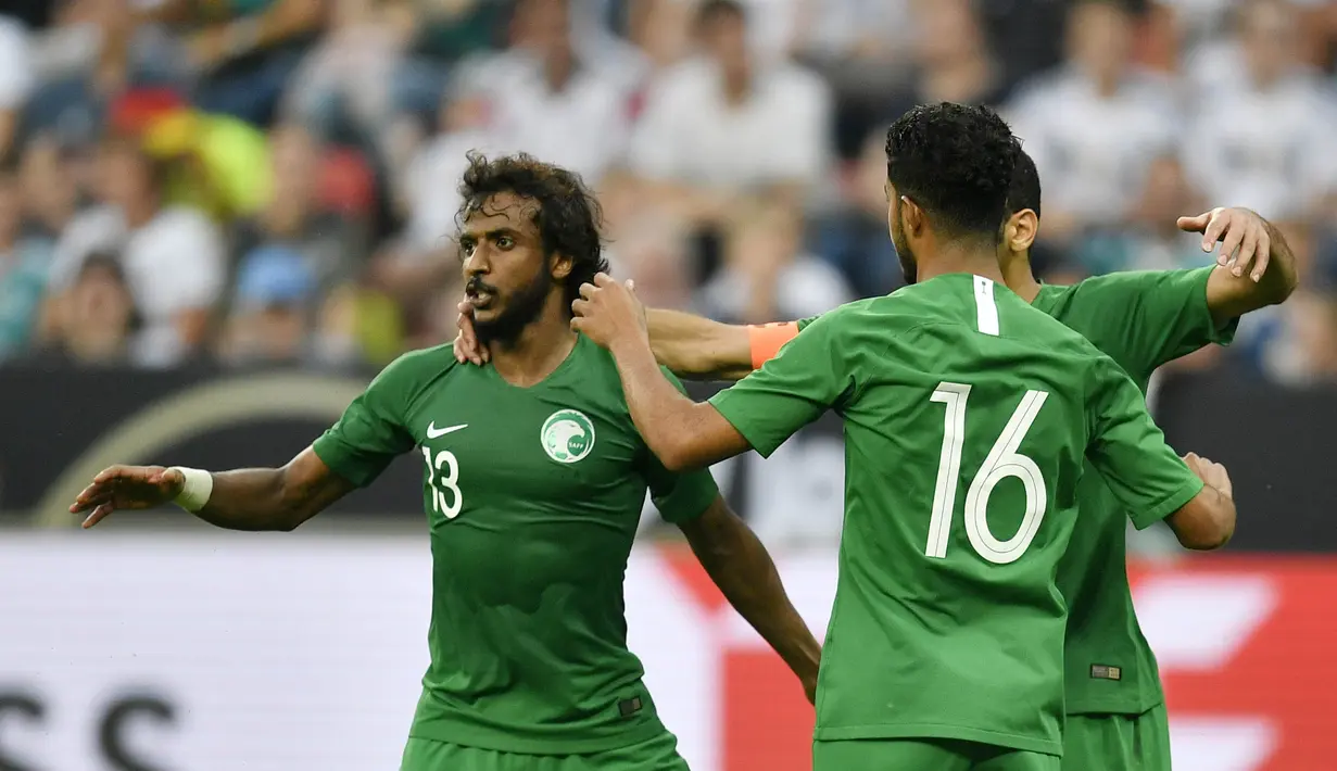 Para pemain Arab Saudi merayakan gol yang dicetak oleh Taisir Al-Jassim ke gawang Jerman pada laga uji coba di Stadion BayArena, Jumat (8/6/2018). Jerman menang 2-1 atas Arab Saudi. (AP/Martin Meissner)