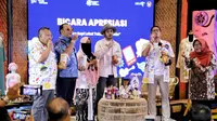 Sandiaga Uno Coba Produk Olahan Lele Emak-emak di Tegal: Ini Uenak Pol