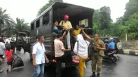 Akibat aksi mogok ratusan sopir angkot, para penumpang terlantar. Para sopir angkot di Bogor menutut Sistem Satu Arah di Kebun Raya dicabut. (Liputan6.com/Achmd Sudarno)