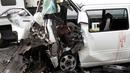 Kondisi mobil van yang membawa rombongan pengantin menuju ke pesta pernikahan setelah terlibat kecelakaan di Quang Nam, Vietnam, Senin (30/7). Pihak kepolisian sedang menyelidiki sebab kecelakaan tersebut. (Do Van Truong/Vietnam News Agency via AP)