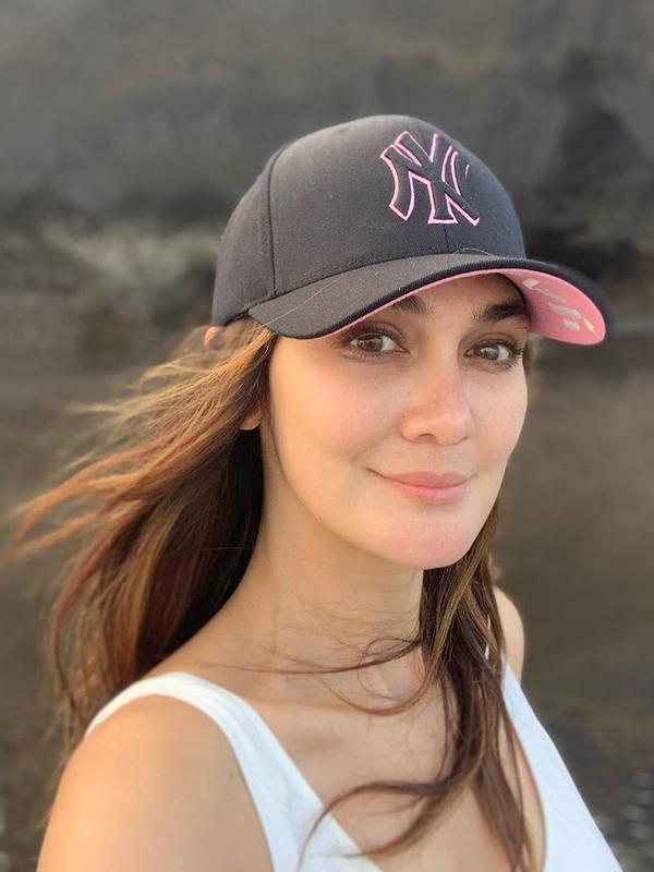 Pekerjaannya sebagai publik figur membuat makeup kemudian menjadi sangat penting bagi Luna Maya. Meski begitu, Luna tetap menggunakan makeup walaupun terlihat natural di kesehariannya. (Liputan6.com/IG/@lunamaya)
