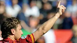 Striker AS Roma, Francesco Totti merespon sambutan dari suporter dalam lanjutan Serie A menghadapi Bologna pada 15 April 2009 di Stadio Olimpico. AFP PHOTO/Tiziana Fabi