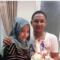 Kebagahiaan terpancar pada pasangan Pasha Ungu dan Adelia. Pasha memberikan kue ulang tahun pada istri tercintanya. (Instagram/@adeliapasha)