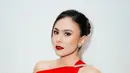 Wajah Wulan pun dipoles dengan blush on coral pada bagian tulang pipi serta lipstik matte merah bold. Riasan matanya pun di aplikasikan eye shadow merah begitupun pada bagian bawah matanya.  [@wulanguritno]
