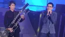 Duta (kanan) dan Eros, personel dari grup band Sheila On 7 saat beraksi di Panggung Konser Raya 22 Indosiar, Jakarta, Rabu (11/1). Indosiar menggelar pertunjukan akbar Konser Raya dengan tema Semesta Cinta Indonesia. (Liputan6.com/Helmi Afandi)