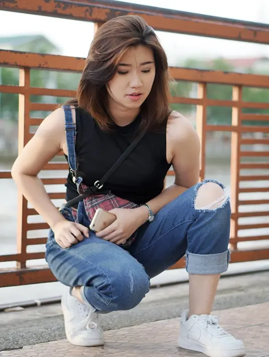 Hanna termasuk salah satu wanita yang memilih untuk berpenampilan simpel. Kali ini ia tampak simpel, tapi tetap kece dengan overal jeans yang dipadukan dengan tanktop hitam. Sepatu putih yang ia kenakan menambah warna dalam OOTD-nya. (Liputan6.com/IG/@hanna.sutiono)